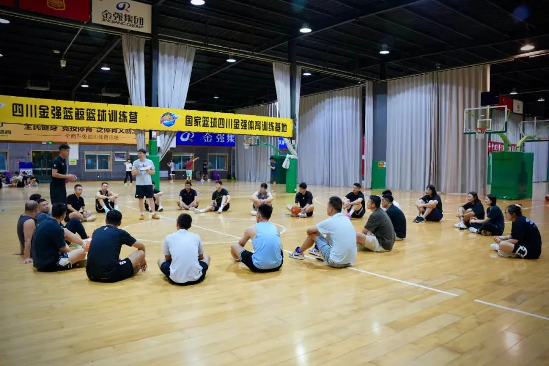 如何在篮球表演赛中观察和发展个人技能_1